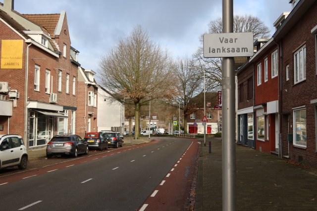 Vaar lanksaam dialectbord aan de Schaesbergerstraat