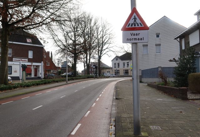 Vaar normaal dialectbord aan de Schaesbergerstraat