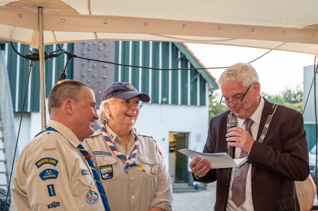 Man en vrouw van de Royal Rangers ontvangen onderscheiding van burgemeester van Beekdaelen