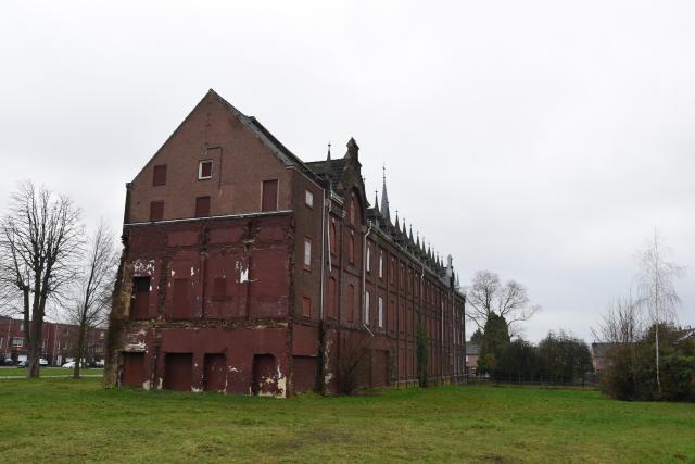 Najaarsfoto. Zijaanzicht van de kloostervleugel, eromheen gras en wat kale bomen