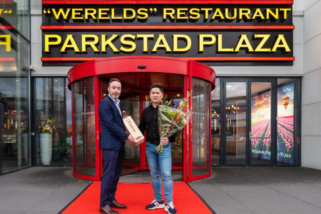 Wethouder Geers en Denny Dang voor het restaurant Parkstad Plaza.