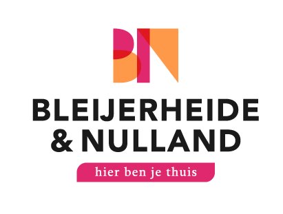 Oranje-Rood beeldmerk BN met daaronder zwarte tekst Bleijerheide & Nulland. Daaronder de tekst 'Hier ben je thuis' in witte letters op een rode achtergrond 