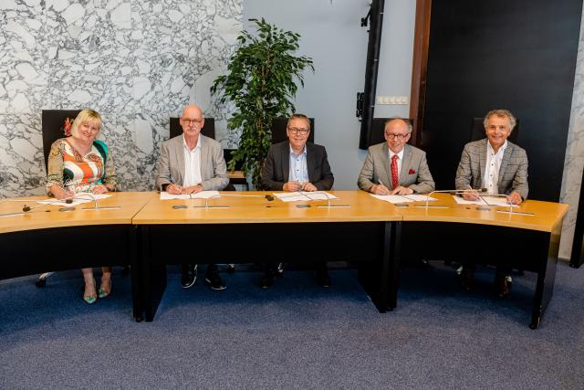 Op 16 juni 2021 werd de samenwerkingsovereenkomst ondertekend voor het vierjarig project Meer Harmonie in de Samenleving. Van links naar rechts: Kiki Huijnen-Becks van onderwijsstichting Movare, Servie L'Espoir van de gemeente Brunssum, Dion Schneider van de gemeente Kerkrade, Alex Schiffelers van de gemeente Landgraaf, en John Gubbels van de stichting SMK. Foto: Emile Verhijden.