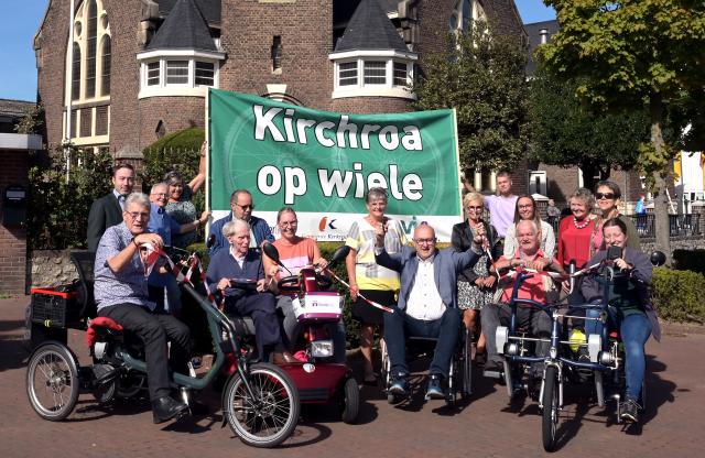 In het bijzijn van de wethouders Geers en Schlangen is de beweegroute Kirchroa op wiele officieel geopend