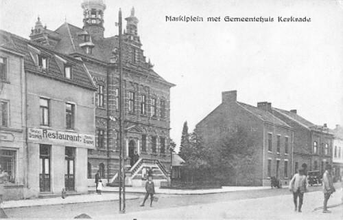 Oude ansichtkaart in zwart-wit van het Marktplein met het raadhuis en huizen
