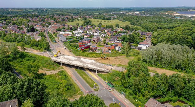 Een overzichtsfoto van de sloopwerkzaamheden van het viaduct op de Roderlandbaan
