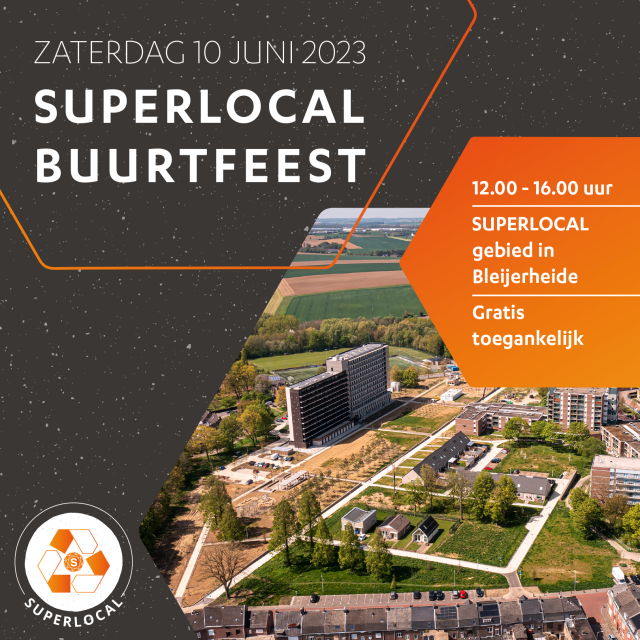 Zaterdag 10 juni SUPERLOCAL Buurtfeest 12:00-16:00 uur Een zwart oranje uitnodiging met het SUPERLOCAl logo en een luchtfoto van het SUPERLOCAL gebeid met links de flat.