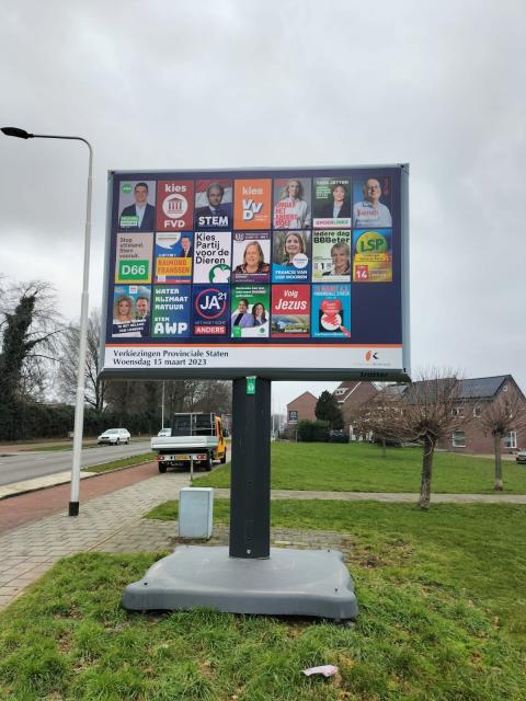 Een groot bord met alle verkiezingsposter voor de verkiezingen van de provinciale staten