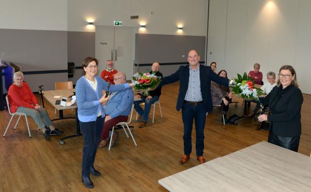 Wethouder Jongen reikt de sterrenbeeldjes uit aan de vrijwilligers. 