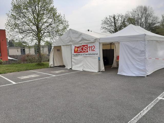 De witte tenten van het sneltestcentrum op de parkeerplaats van het Eurode Business Center