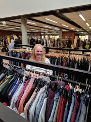 Claudia aan het werk in de Ruilwinkel.