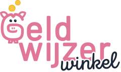 Tekstlogo GeldWijzerWinkel. Het woord GeldWijzer in roze, winkel in zwart. De G is getekend als een spaarvarkentje waar muntjes in gegooid worden..  