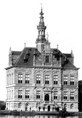 Een zwart-wit foto van het gemeentehuis van Nieuwer Amstel, het raadhuis van Kerkrade ziet er bijna hetzelfde uit.
