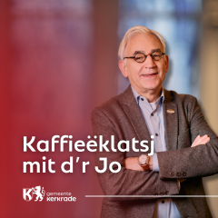 Een foto van Jo Paas met daarop de tekst 'Kaffieëklatsj mit d'r Jo' en het logo van de gemeente Kerkrade