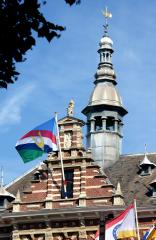 Veteranenvlag wappert aan het Raadhuis in Kerkrade