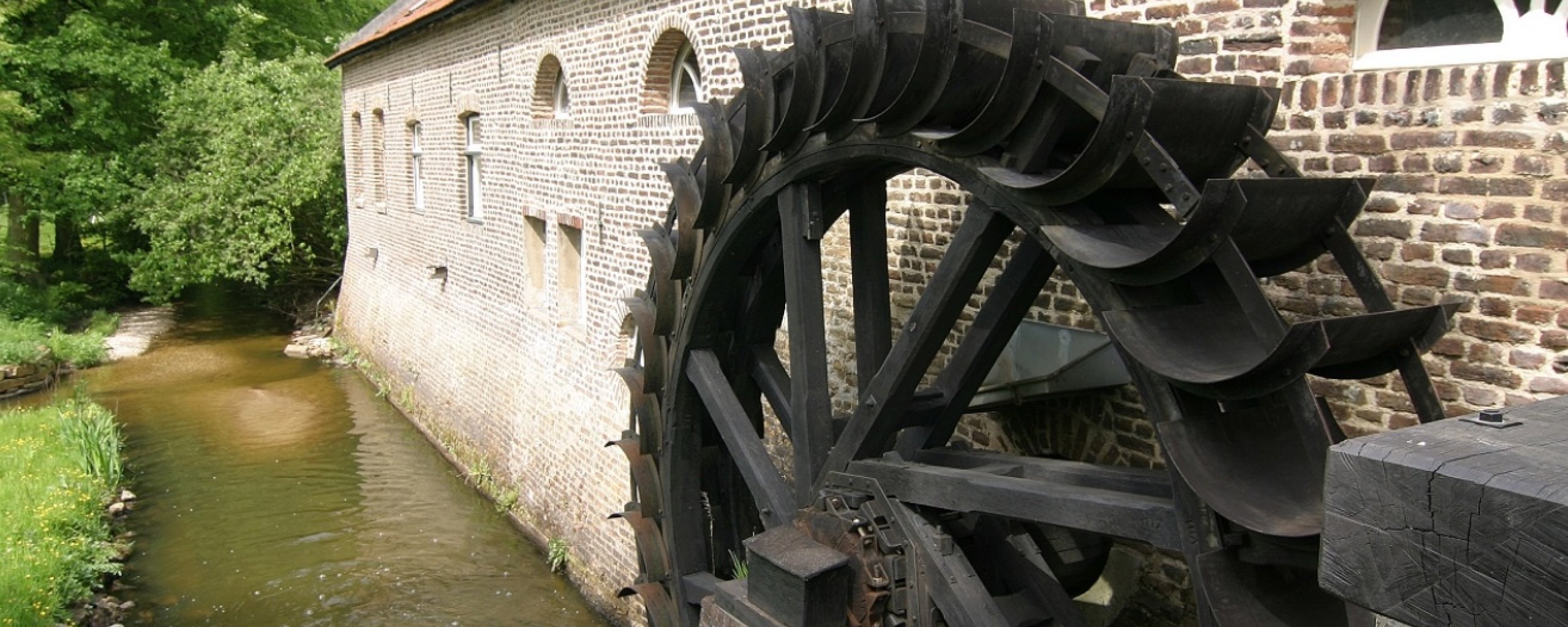 Het rad van de watermolen Gitstappermolen in Vlodrop. 