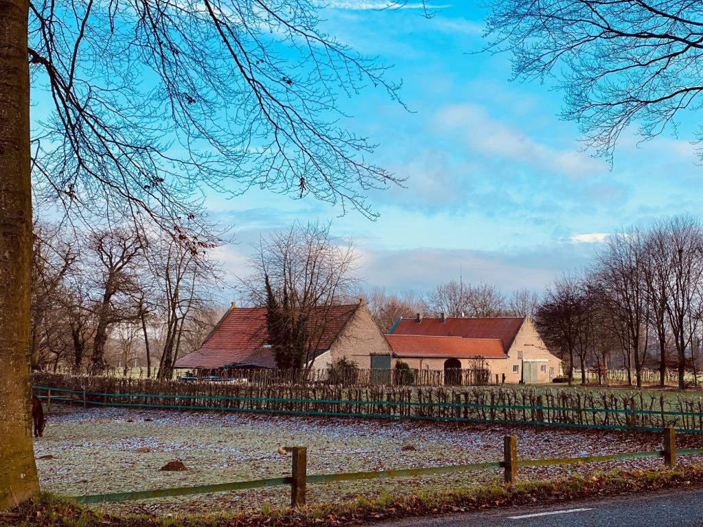 Hoeve in winters landschap op de wandelroute rond Paarlo en Ohé