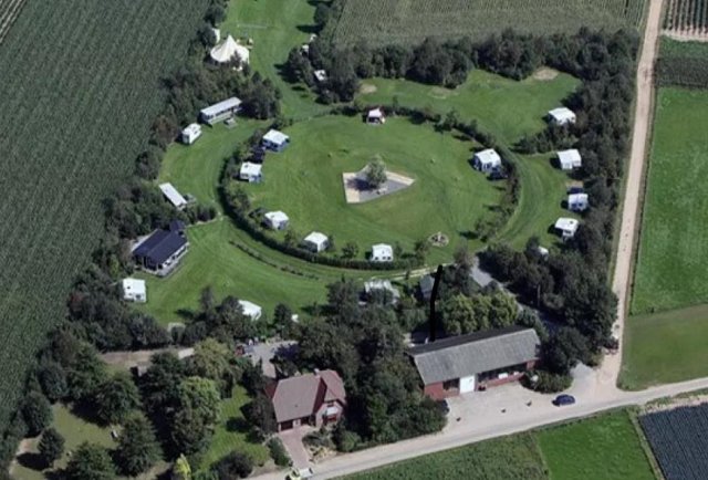 Een luchtfoto van camping Bie de Vogel