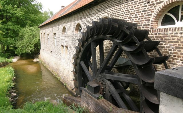 Het rad van de watermolen Gitstappermolen in Vlodrop. 