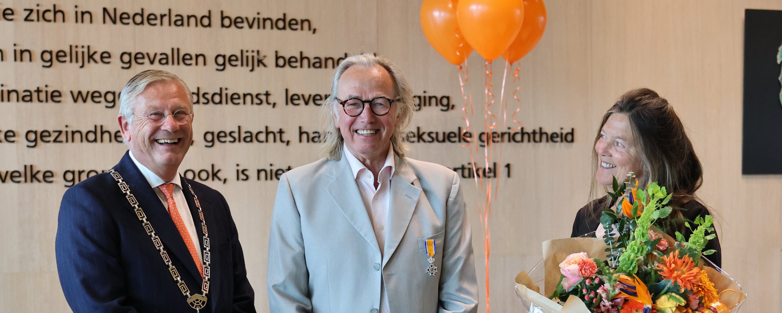 Burgemeester Pieter van Maaren met naast zich Max Nuijens en diens partner Margreth Koning. 