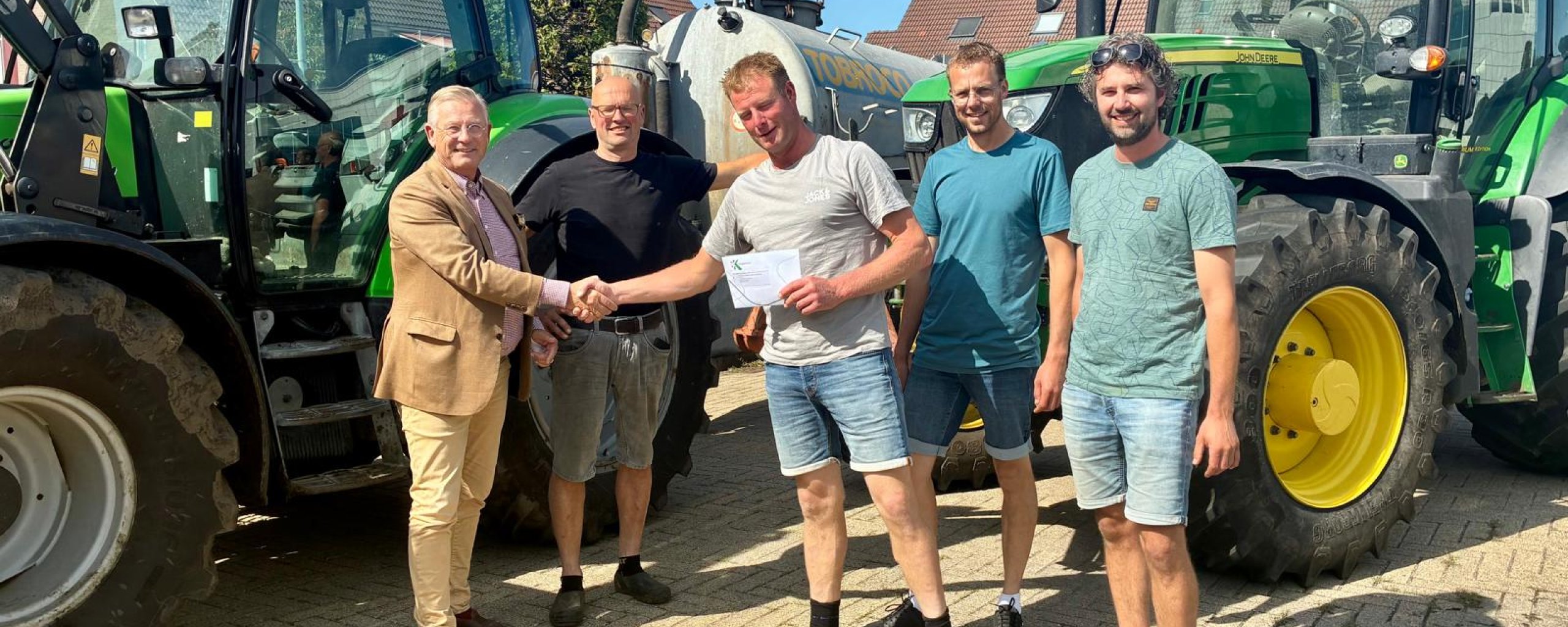 Burgemeester Pieter van Maaren overhandigt een kopie van de brief gericht aan LVVN aan de vier Koggenlandse agrariërs Ad Keesom, René Staal, Mark Beers en Chris Koopman.
