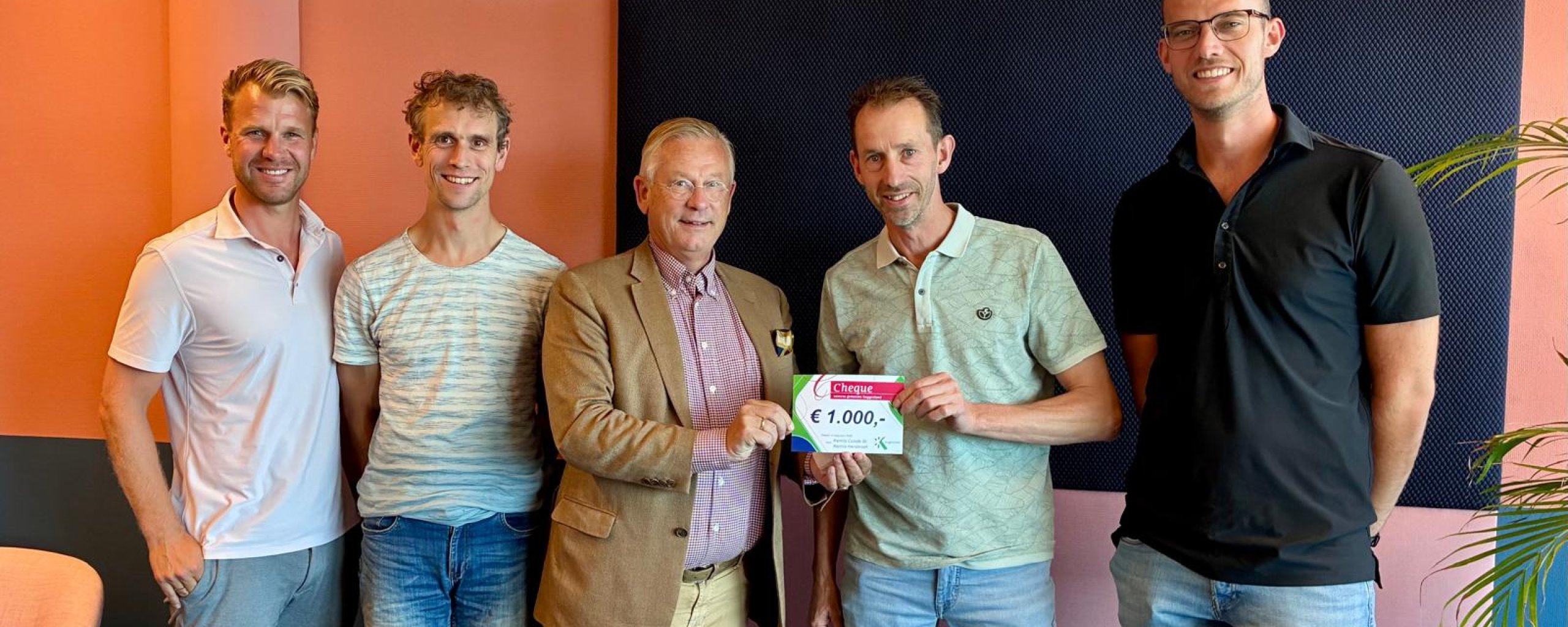 In bijzijn van (van links naar rechts) Jacco Munster van de gemeente Koggenland, Chris van Baar, burgemeester Pieter van Maaren, voorzitter van de Stichting Kermiscomité Hensbroek Fred van Schagen en Joris Wenker werd een cheque van duizend euro overhandigd. 