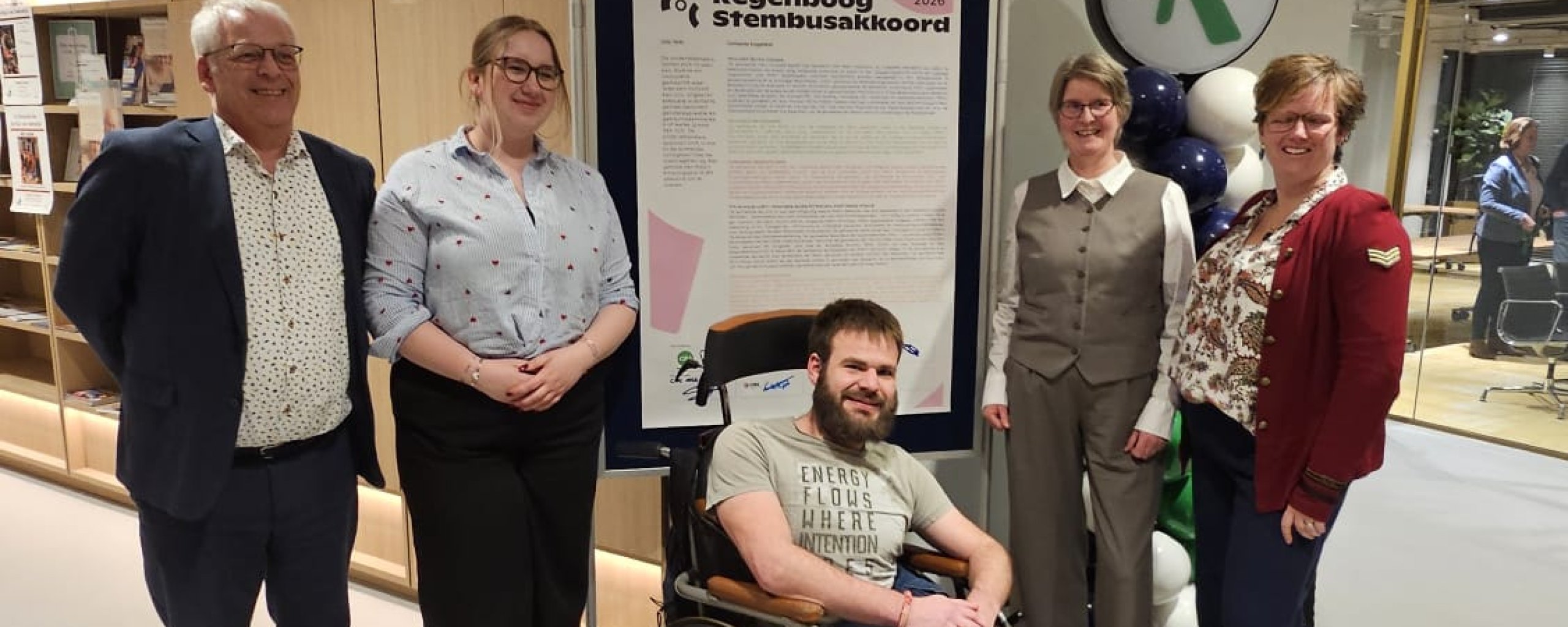 Alle fracties van gemeente Koggenland hebben het Regenboog Stembusakkoord 2026 ondertekend. Van links naar rechts: Dolf Rientjes (GL/PvdA), Celeste Schipper (GBK), Bart de Wilde (D66), Rianka te Winkel (CDA) en Karin Davidse (VVD).