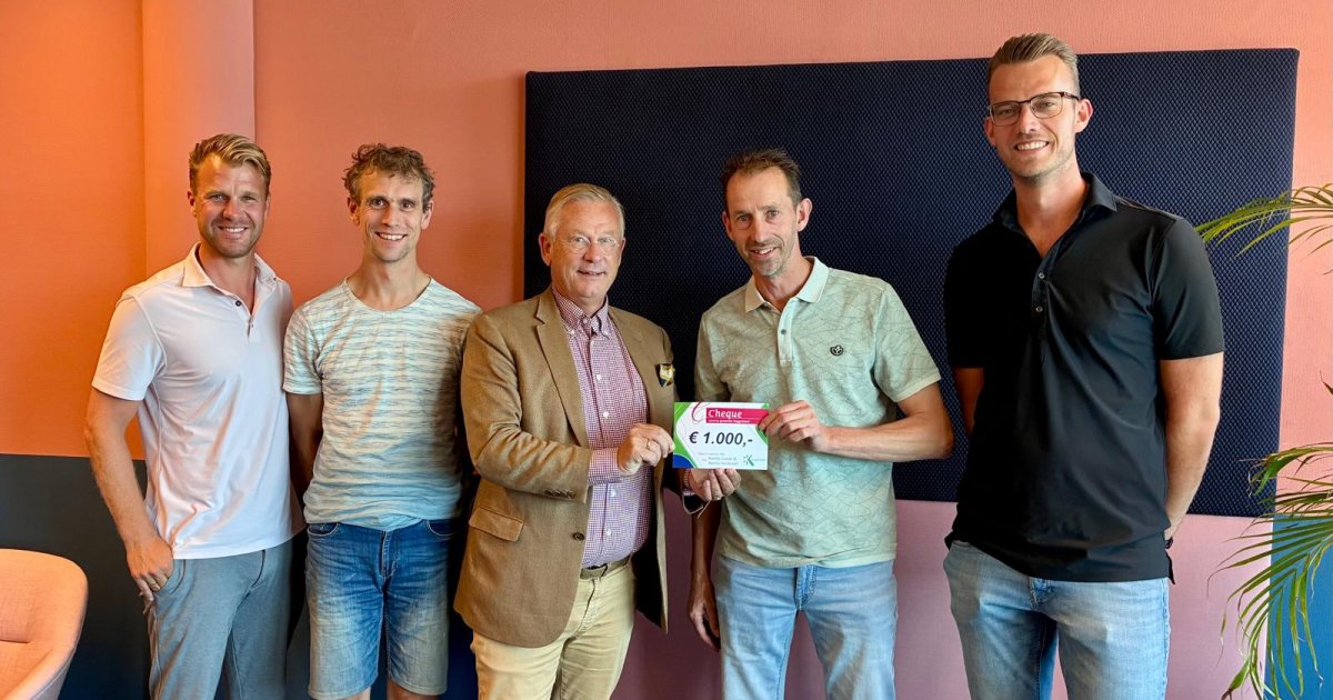Stichting Kermiscomité Hensbroek ontvangt jubileumcheque voor 100-jarig bestaan
