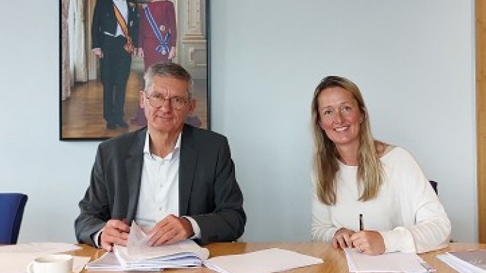 Ondertekening Tuindersweijde Zuid-Obdam, wethouder Rosalien van Dolder en Jac Vries, directeur van projectontwikkelaar VBM Ontwikkeling uit Alkmaar