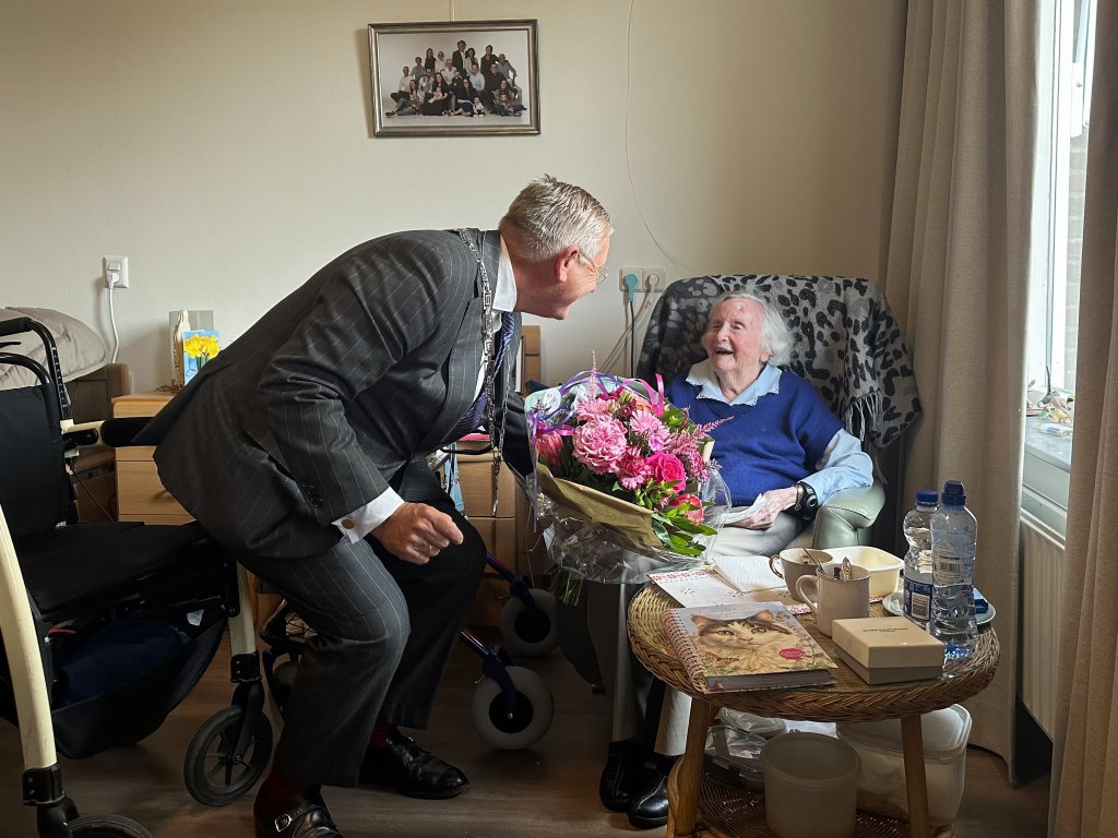 Burgemeester Van Maaren brengt felicitaties en bloemen in Berkhout