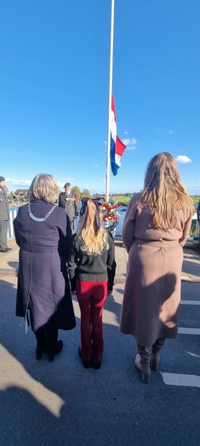 op de rug gezien burgemeester Bonsen, kinderburgemeester Koggenland en burgemeester Schouten van Alkmaar tijdens de kranslegging