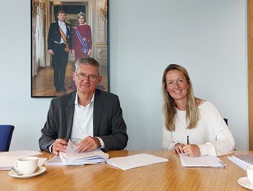 Ondertekening Tuindersweijde Zuid-Obdam, wethouder Rosalien van Dolder en Jac Vries, directeur van projectontwikkelaar VBM Ontwikkeling uit Alkmaar