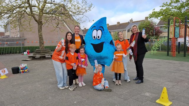 Wethouder Marian van Kampen bij de start van de campagne DrinkWater samen met kinderen