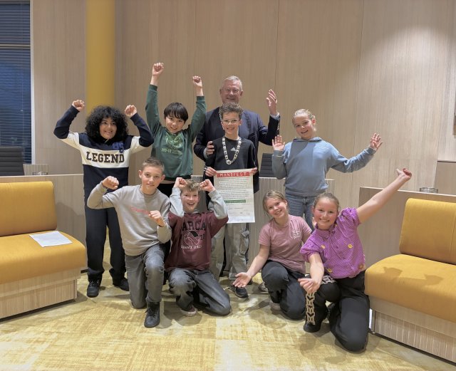 Kindergemeenteraad samen met burgemeester van Maaren