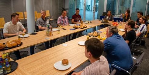 Oekraïense mannen aan de lunchtafel bij burgemeester Bonsen