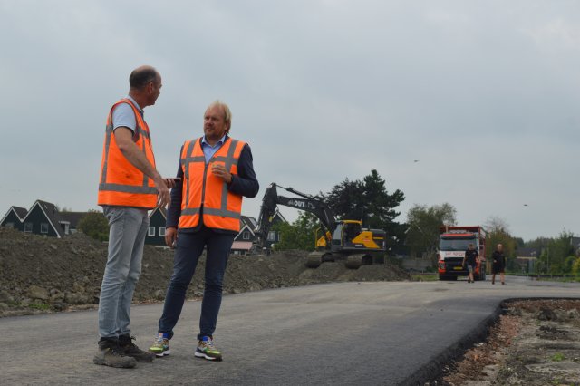 wethouder krijnen op bouwplaats