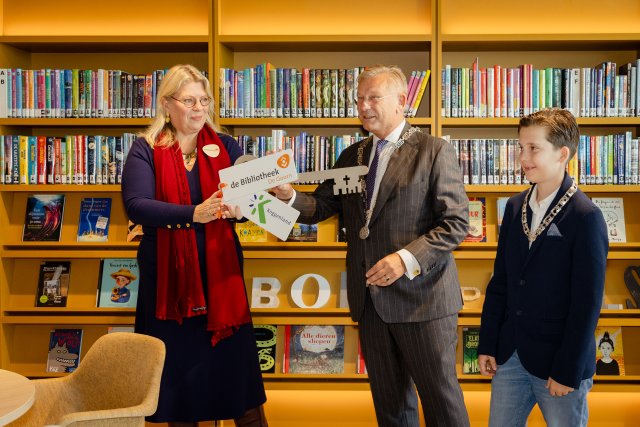 Burgemeester Pieter van Maaren overhandigde de sleutel van de nieuwe locatie symbolisch aan directeur-bestuurder Chantal Trigallez van de Westfriese Bibliotheken.