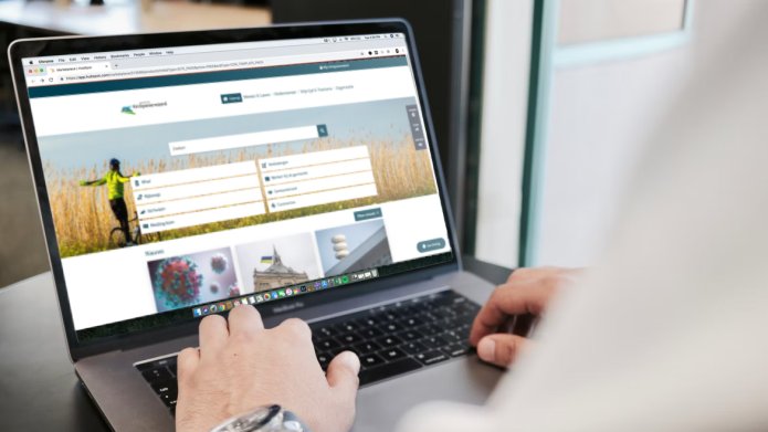 Man bezoekt website van gemeente Krimpenerwaard op zijn laptop