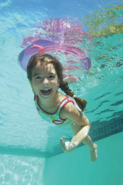 Kind zwemt onder water