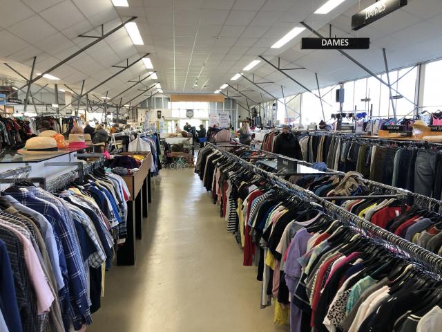 kleding opgehangen in de winkel