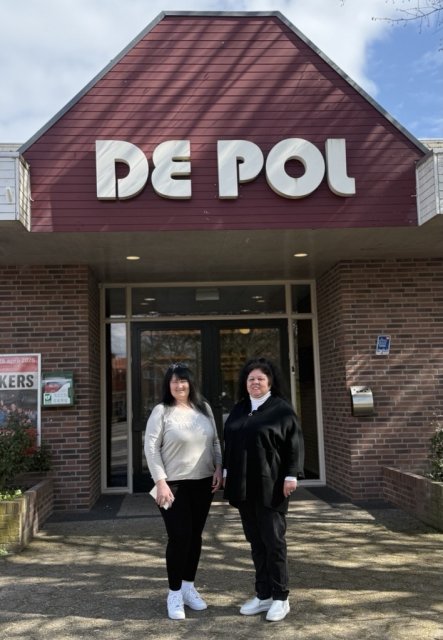 2 dames die voor De Pol in Aalten staan