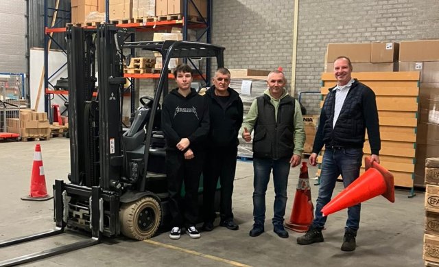 4 mannen met op de achtergrond een heftruck