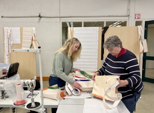 Twee dames aan het werk in een naaiatelier