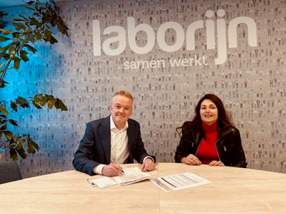 Jeroen Spruit en Tanya Martinus ondertekenen een overeenkomst