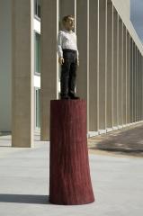 Kunstwerk: man op sokkel, 280 centimeter hoog en vervaardigd uit één een stuk hout.