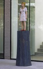 Kunstwerk: vrouw op sokkel, 280 centimeter hoog en vervaardigd uit één een stuk hout.