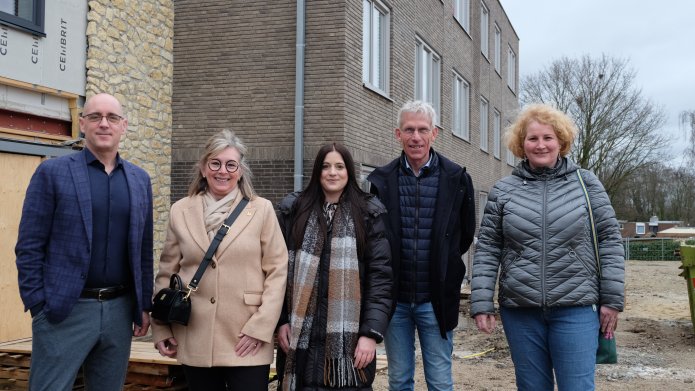 Foto van Wethouder Bart Smeets, zorgondernemers Connie Wintjens en Patricia Marmaras,  mede-grondlegger Holikiday Henk Verheesen en projectleider Fia Ringhs.