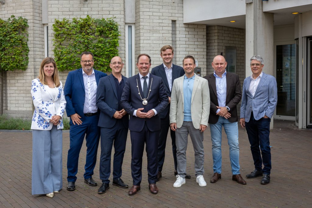 Het bestuur van Landgraaf voor het Raadhuis: Martine Gerards-Hazen, Christian Wilbach, Bart Smeets, Richard de Boer, Stijn Kropman, Ron Erkens, Robin van Gemert en Hans Rijvers