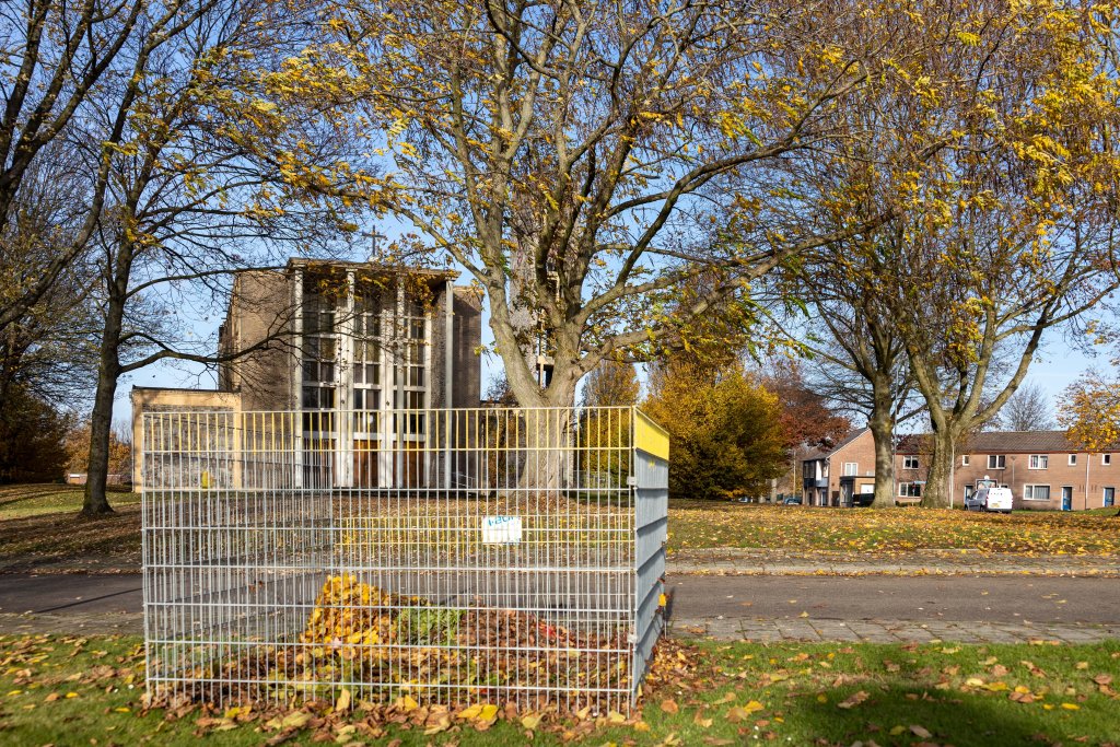 Bladbak bij kerk Eikske