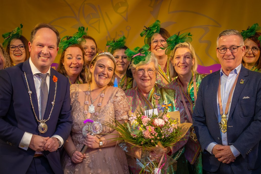 Koninklijke onderscheiding voor mevrouw Diny Eussen met burgemeester Richard de Boer en wethouder Freed Janssen